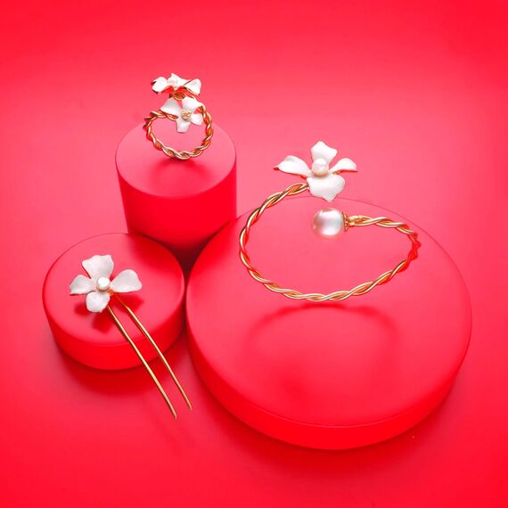 Золотое кольцо женское с жемчугом Majorica Flowers, изображение 3