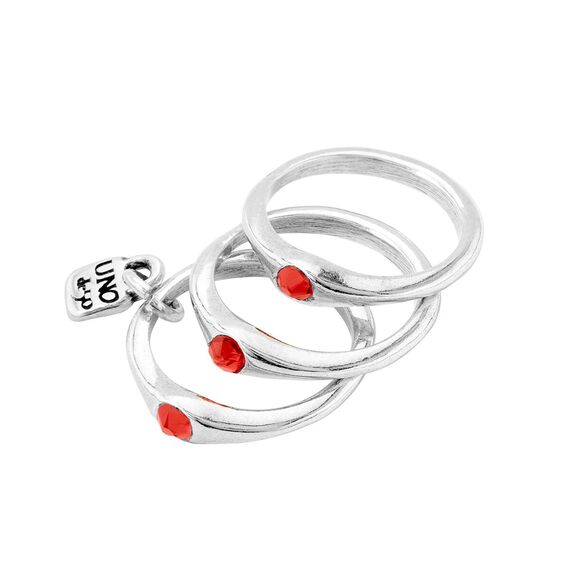 Комплект из трех колец с удивительным красным кристаллом Swarovski в серебре.